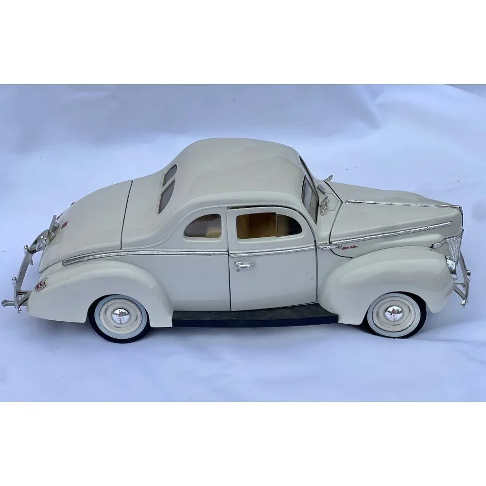 MotorMax 1940 Ford Deluxe Coupe Diecast Model 1:18 Cream Car Collectible Autos